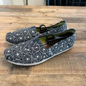 Toms Women’s Slip on Shoe 8.5W Black and White Print square Toe logo on heels